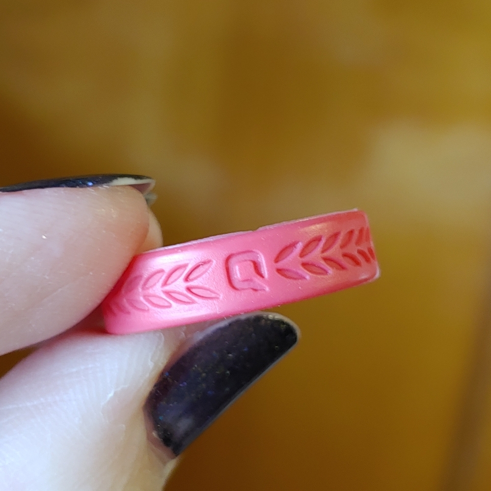 Qalo Women's Pink Laurel Leaf Silicone Ring size 8